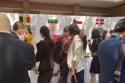 5月9日在北京保加利亚共和国驻华大使馆布置展位参与“欧盟节”。保加利亚展位上有保加利亚特色食品